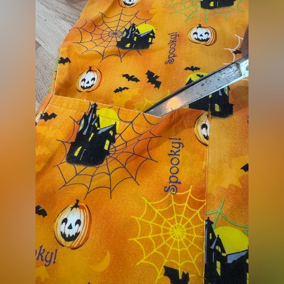 Halloween scrub top Size 2X Haunted House Pumpkin Spider Spooky Orange‎ Black - Picture 6 of 6